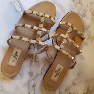 VALENTINO GARAVANI ROCKSTUD NUDE FLAT SANDALS SALE